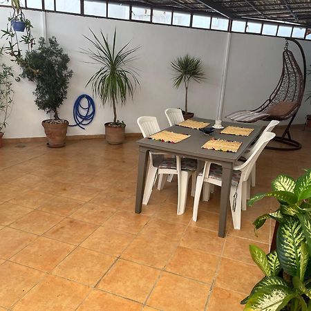 Appartement Elegant Et Climatise Au Centre Avec Terrasse - Proche Plage Et Attractions ! Tanger Kültér fotó