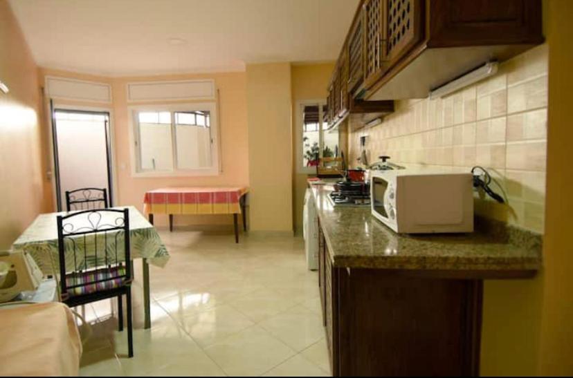 Appartement Elegant Et Climatise Au Centre Avec Terrasse - Proche Plage Et Attractions ! Tanger Kültér fotó