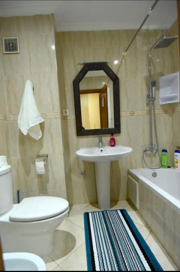 Appartement Elegant Et Climatise Au Centre Avec Terrasse - Proche Plage Et Attractions ! Tanger Kültér fotó