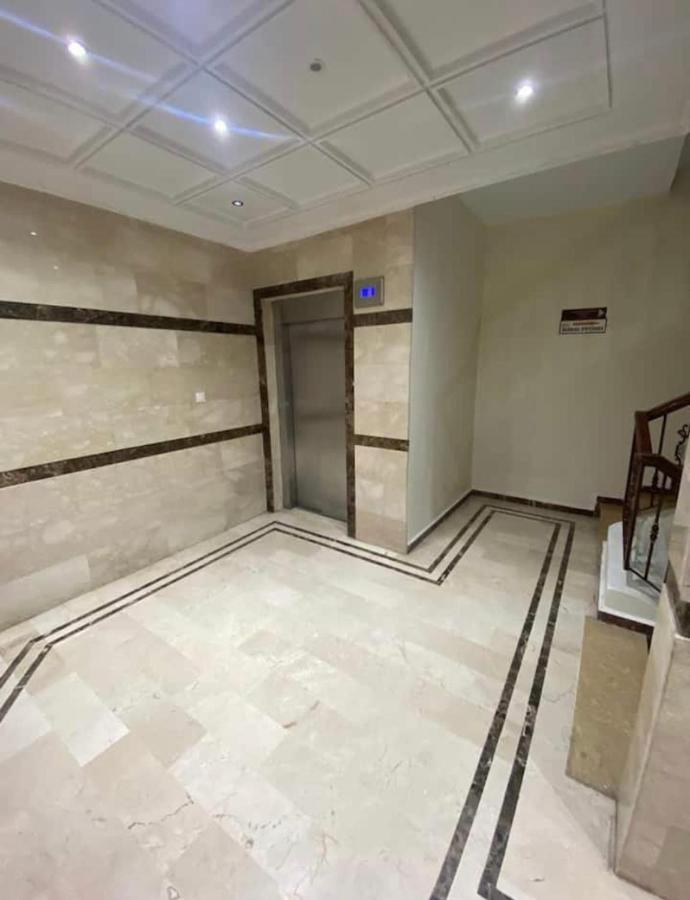 Appartement Elegant Et Climatise Au Centre Avec Terrasse - Proche Plage Et Attractions ! Tanger Kültér fotó