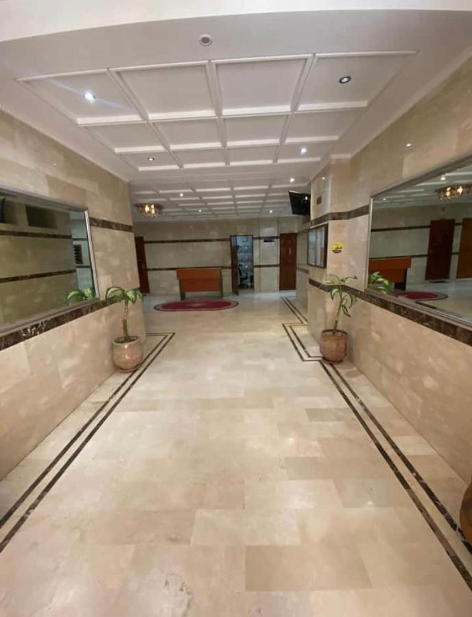 Appartement Elegant Et Climatise Au Centre Avec Terrasse - Proche Plage Et Attractions ! Tanger Kültér fotó